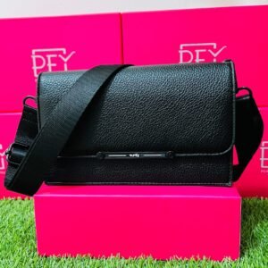 woman-purse-black